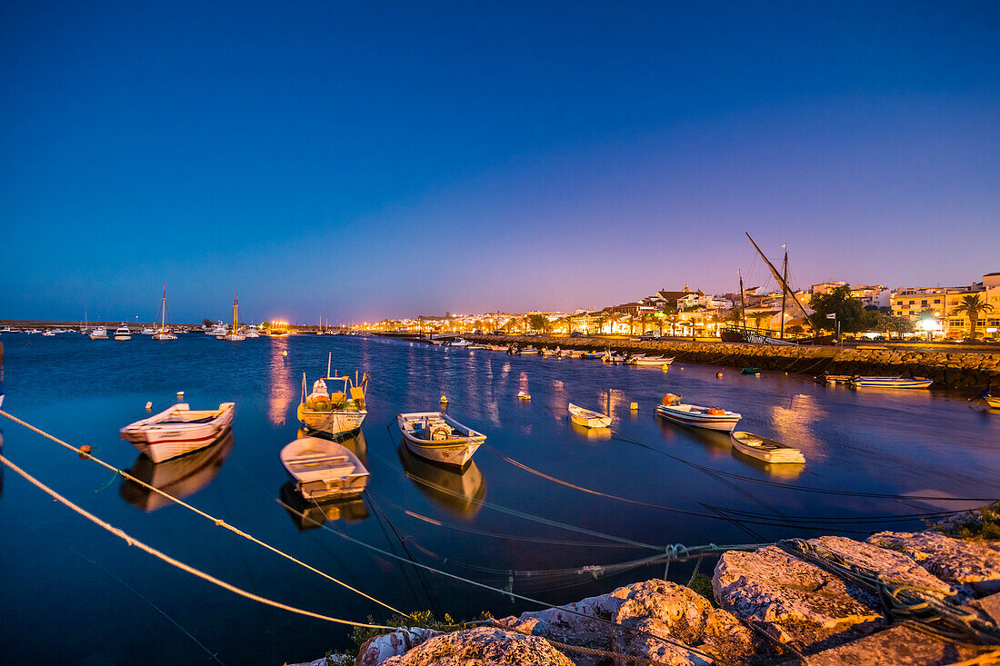 Abendaufnahme, Blick vom Hafen auf Altstadt, Lagos, Algarve, Portugal