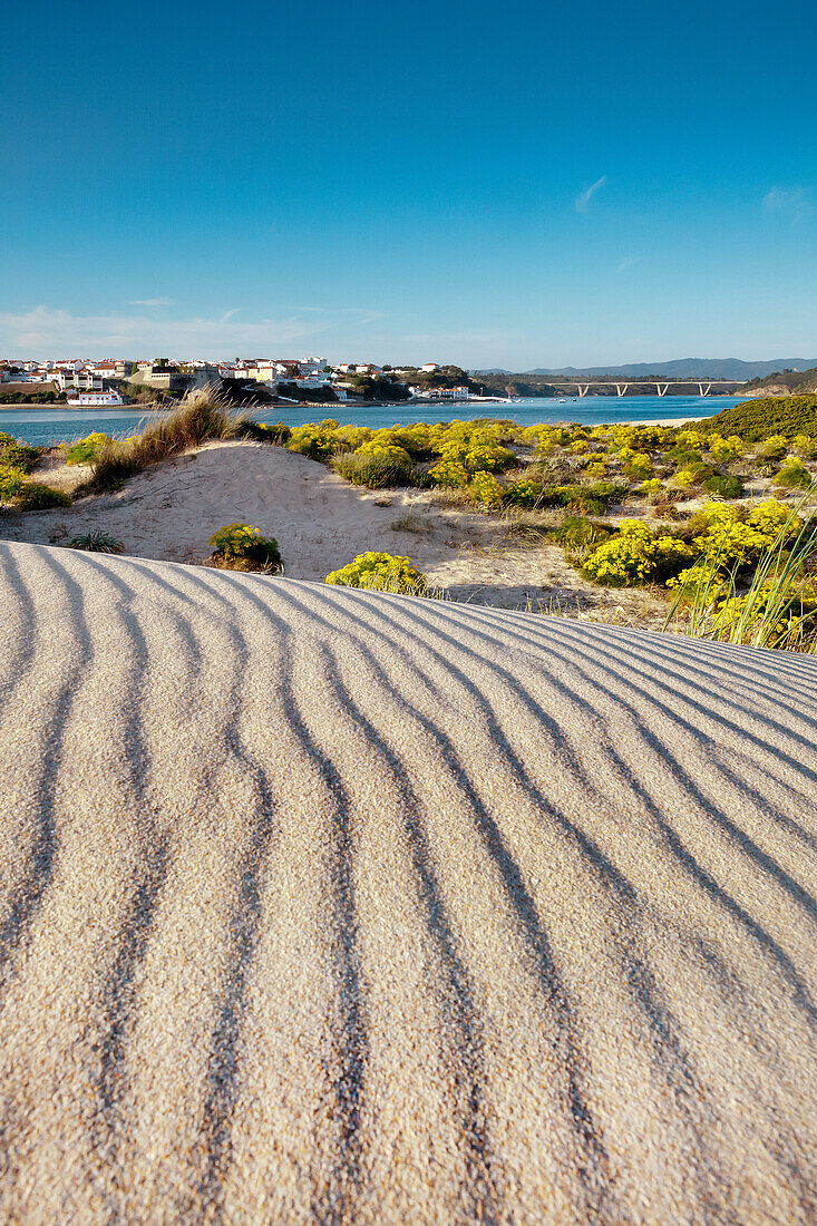 Blick über Dünen und Bucht auf Vila Nova de Milfontes, Costa Vicentina, Alentejo, Portugal