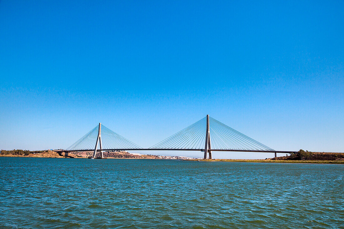 Guadiana Brücke zwischen Portugal und Spanien, Bootstour auf dem Grenzfluß Guadiana, Algarve, Portugal