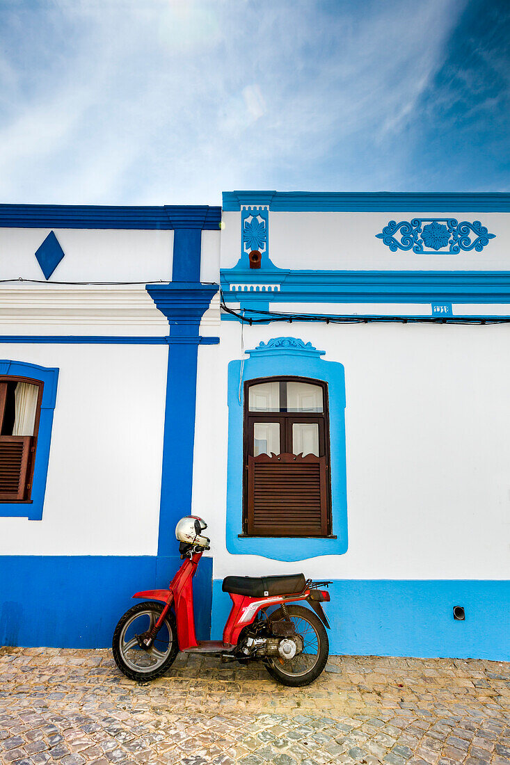 Mofa vor einem Haus, Cacela Velha, Algarve, Portugal