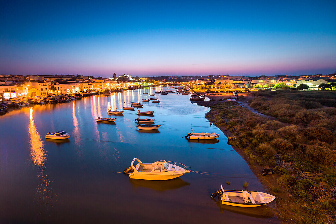 Blick auf Tavira und Rio Gilao in der Dämmerung, Tavira, Algarve, Portugal