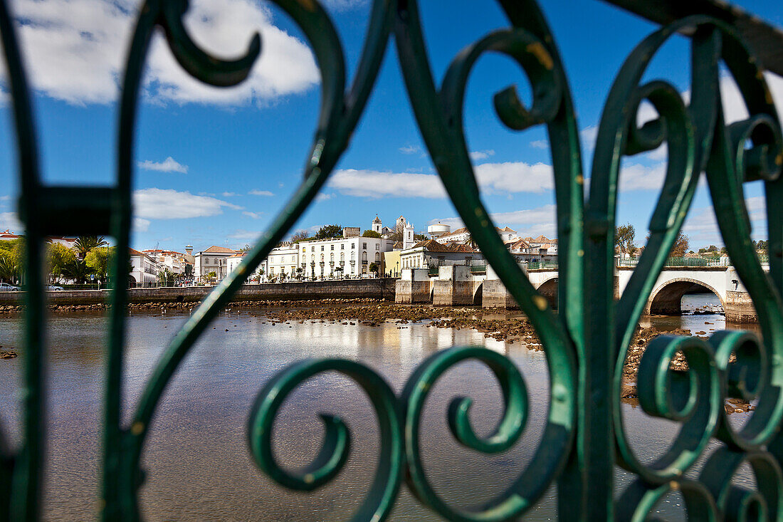 Blick über Rio Gilao auf die Stadt mit römischer Brücke, Tavira, Algarve, Portugal