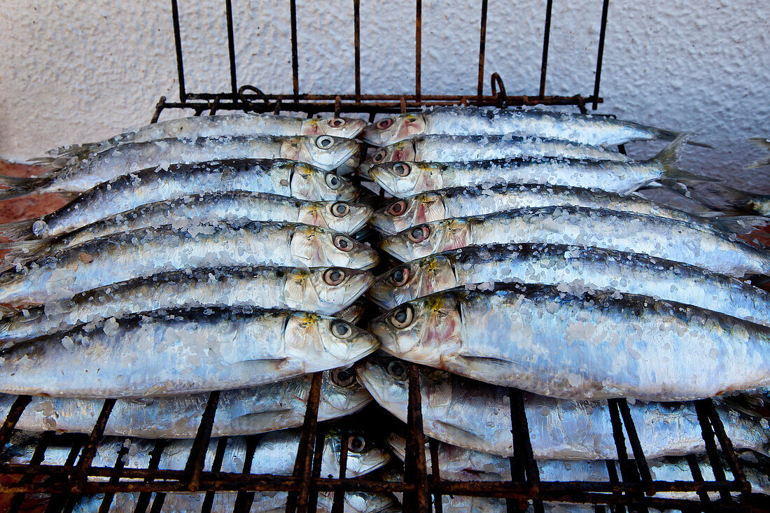 Sardinen im Grillrost, Algarve, Portugal