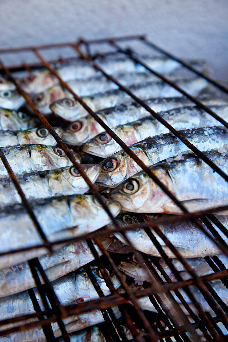 Sardinen im Grillrost, Algarve, Portugal