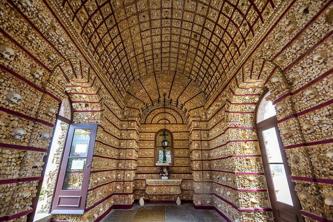 Chapel of Bones, Capela dos Ossos, Kirche Igreja do Carmo, Faro, Algarve, Portugal