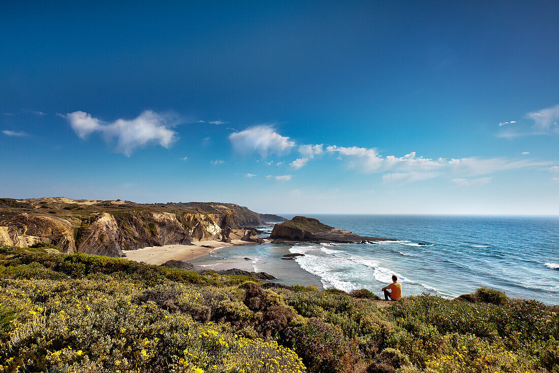 Mann blickt auf Strand, Zambujeira do Mar, Costa Vicentina, Alentejo, Portugal