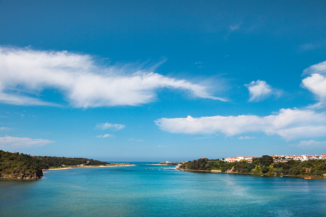 Blick auf Bucht bei Vila Nova de Milfontes, Costa Vicentina, Alentejo, Portugal