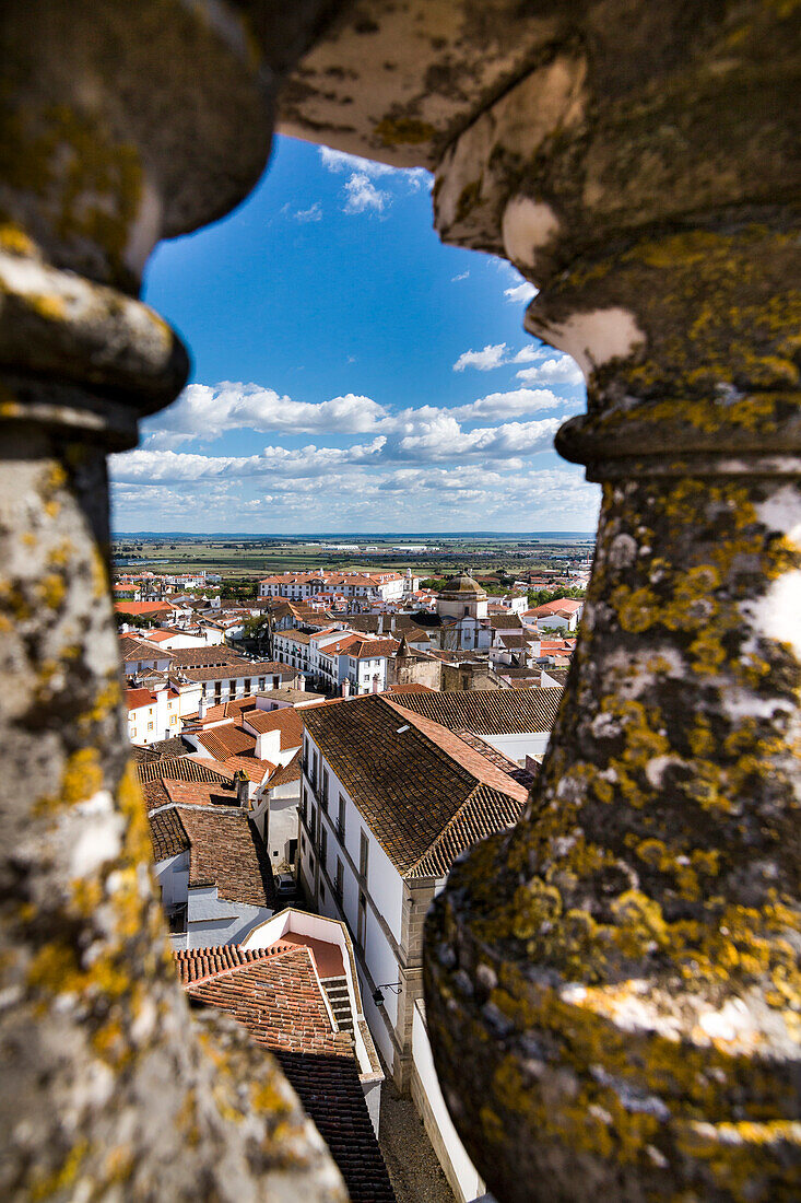 Blick durch Säulen auf dem Dach der Kathedrale, Evora, Alentejo, Portugal