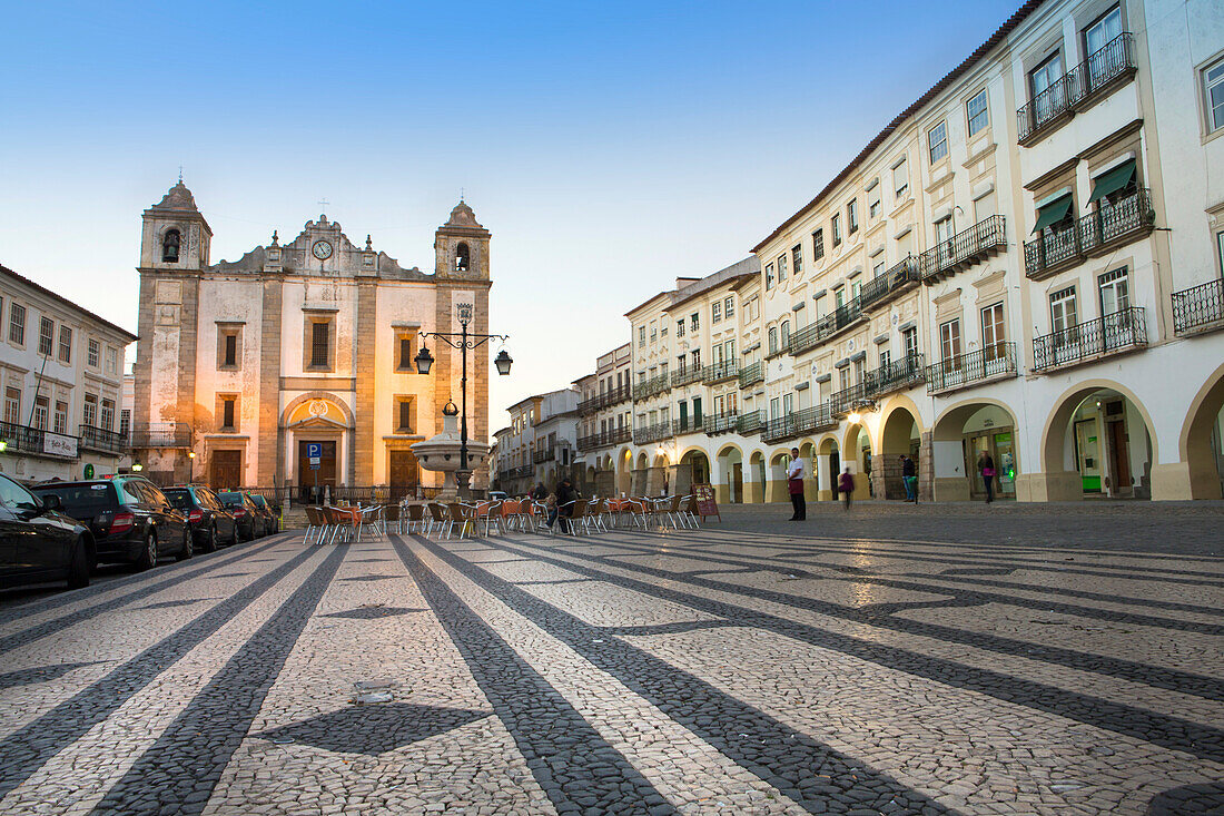 Giraldo Square (Praca do Giraldo) and St. Anton's church in the historic centre, with dragon's tooth paving, Evora, UNESCO World Heritage Site, Alentejo, Portugal, Europe