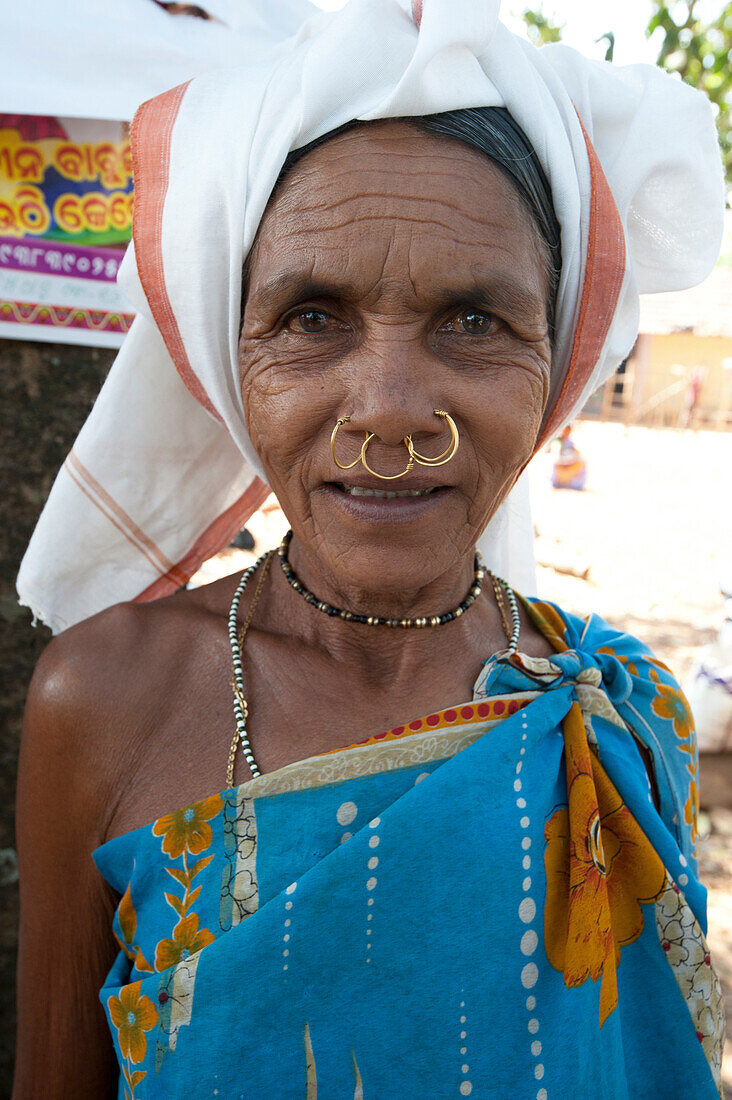 Mali tribeswoman with gold nose rings in Mali weekly tribal market, Guneipada, Koraput district, Orissa (Odisha), India, Asia