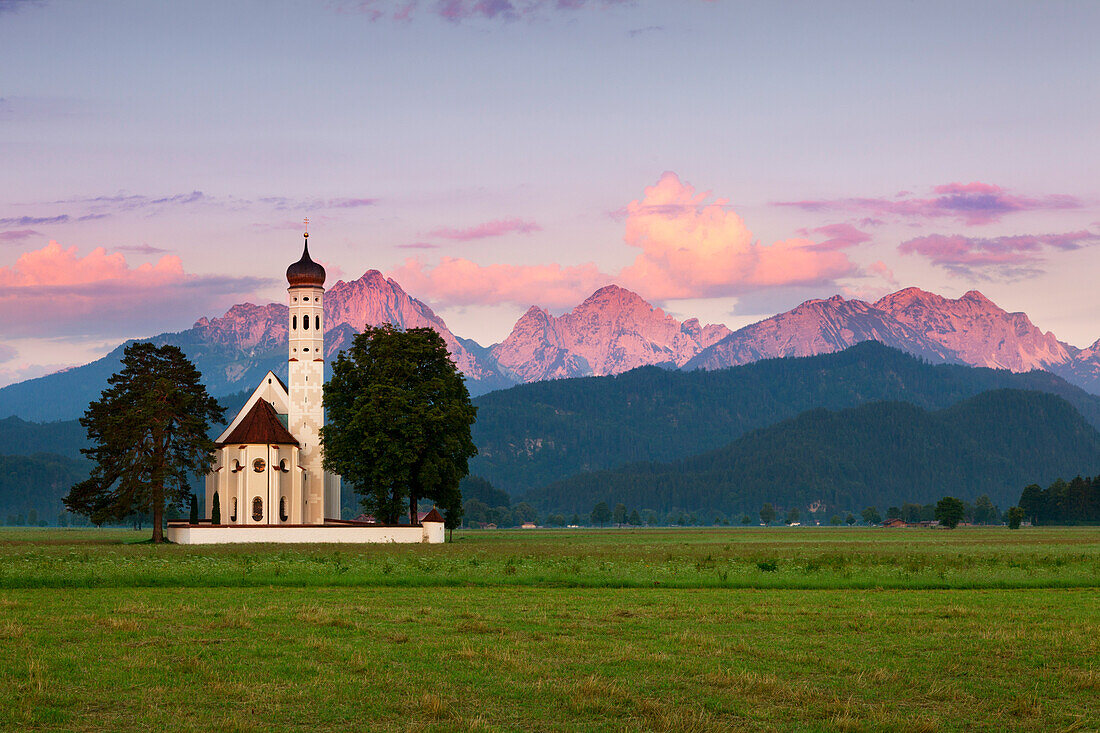 Wallfahrtskirche St. Coloman bei Schwangau im Morgenrot, Blick auf die Tannheimer Berge, Allgäu, Bayern, Deutschland