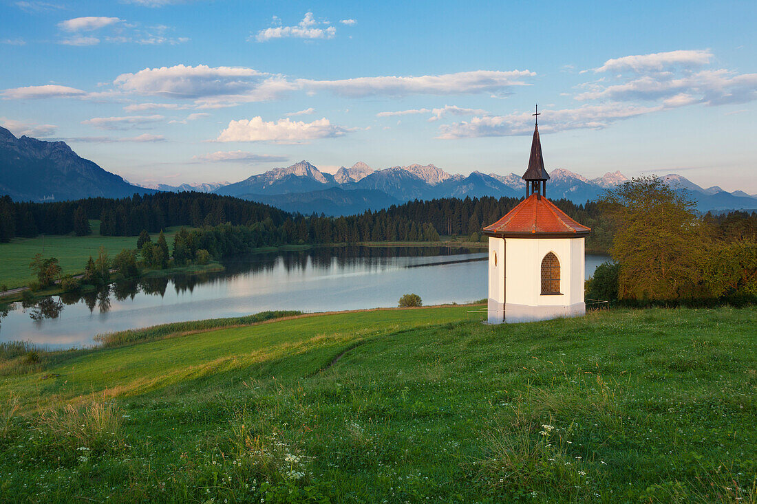 Chapel at Hergratsrieder Weiher, view to Tannheimer Berge, Allgaeu, Bavaria, Germany