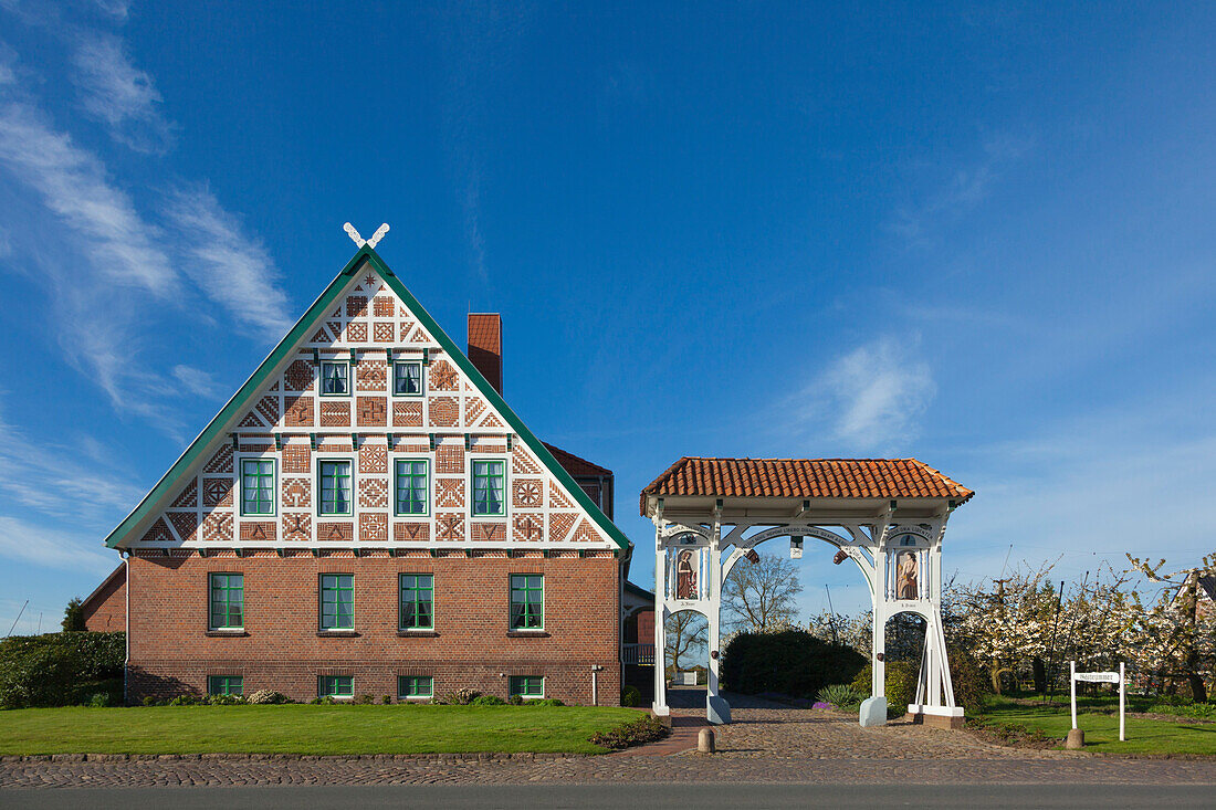 Fachwerkhaus mit Prunkpforte, bei Jork, Altes Land, Niedersachsen, Deutschland