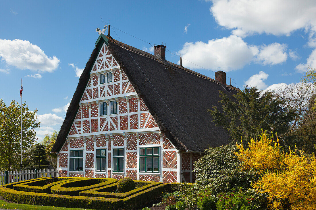 Half-timbered house with thatched roof, near Mittelnkirchen, Altes Land, Lower Saxony, Germany