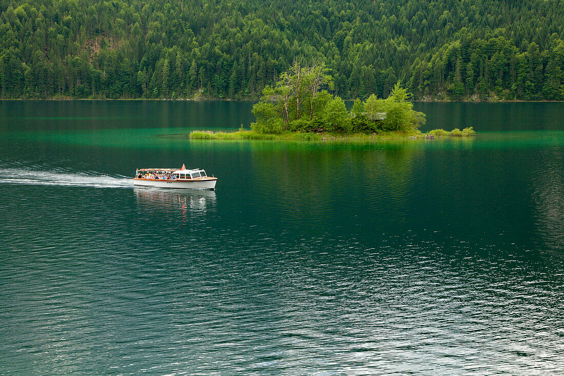 Ausflugsboot auf dem Eibsee, bei Garmisch-Partenkirchen, Werdenfelser Land, Bayern, Deutschland