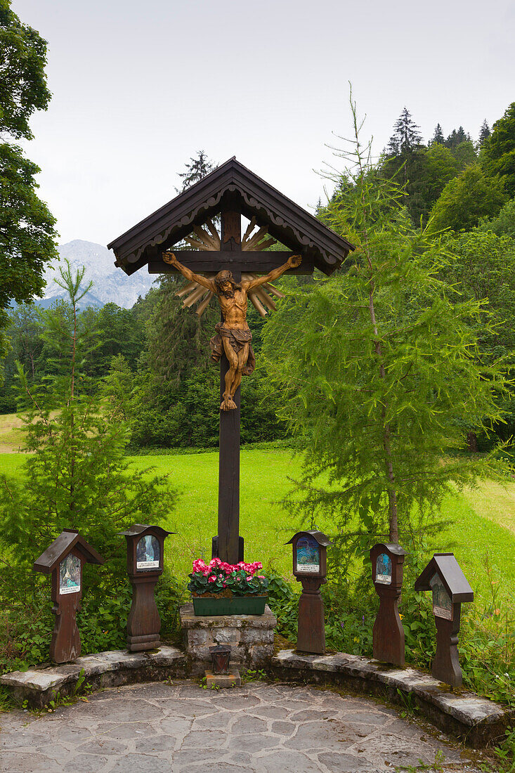 Wayside cross along a path to Partnachklamm, near Garmisch-Partenkirchen, Werdenfels region, Bavaria, Germany