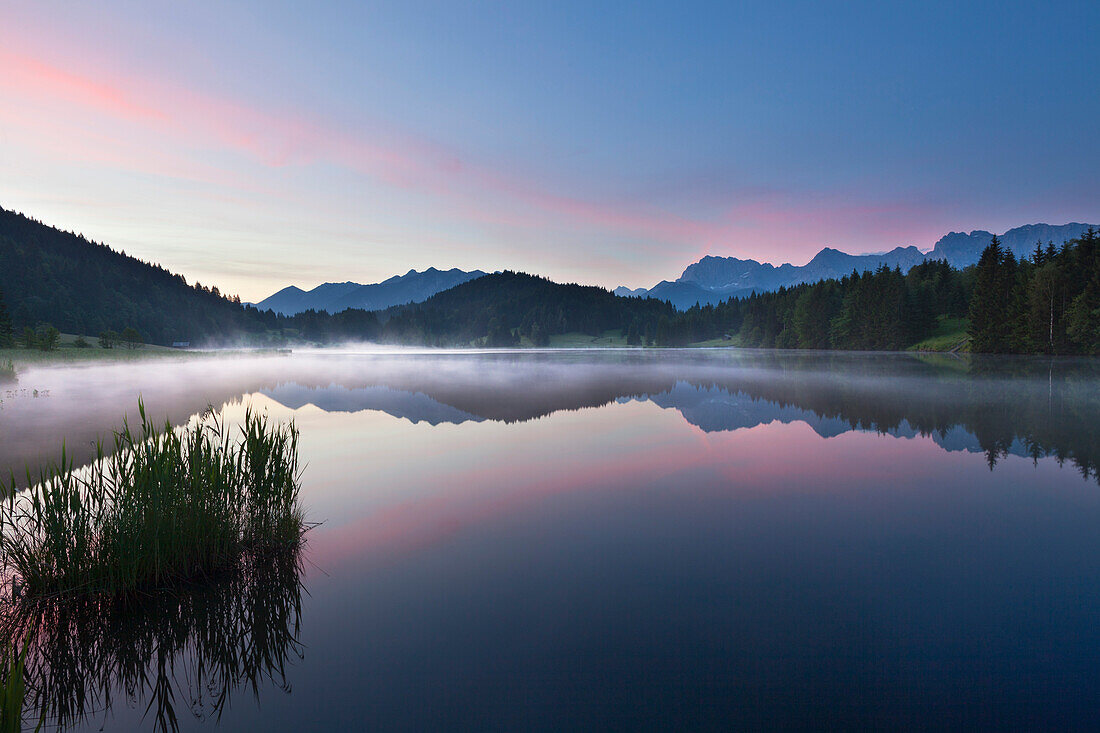 Morgennebel über dem Geroldsee, Blick auf Soierngruppe und Karwendel, Werdenfelser Land, Bayern, Deutschland