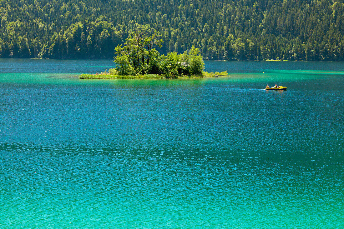 Kleine Insel im Eibsee, bei Garmisch-Partenkirchen, Werdenfelser Land, Bayern, Deutschland