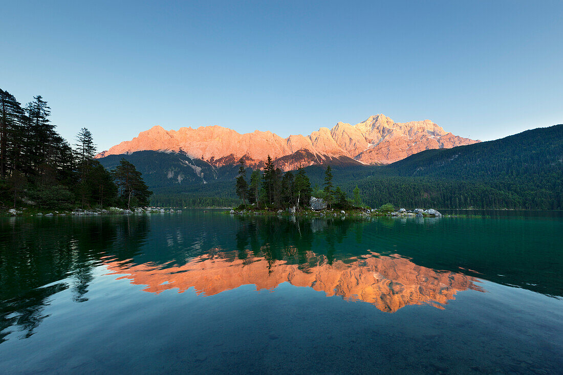 Eibsee with Zugspitze, Wettersteingebirge, near Garmisch-Partenkirchen, Werdenfels region, Bavaria, Germany