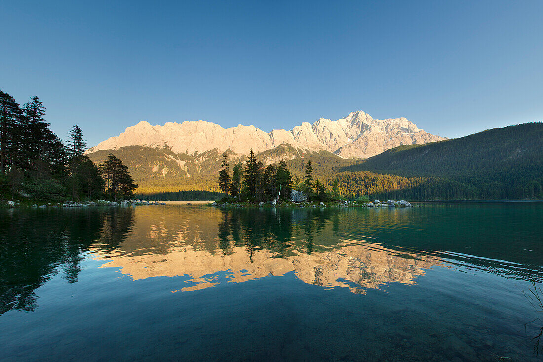 Eibsee with Zugspitze, Wettersteingebirge, near Garmisch-Partenkirchen, Werdenfels region, Bavaria, Germany