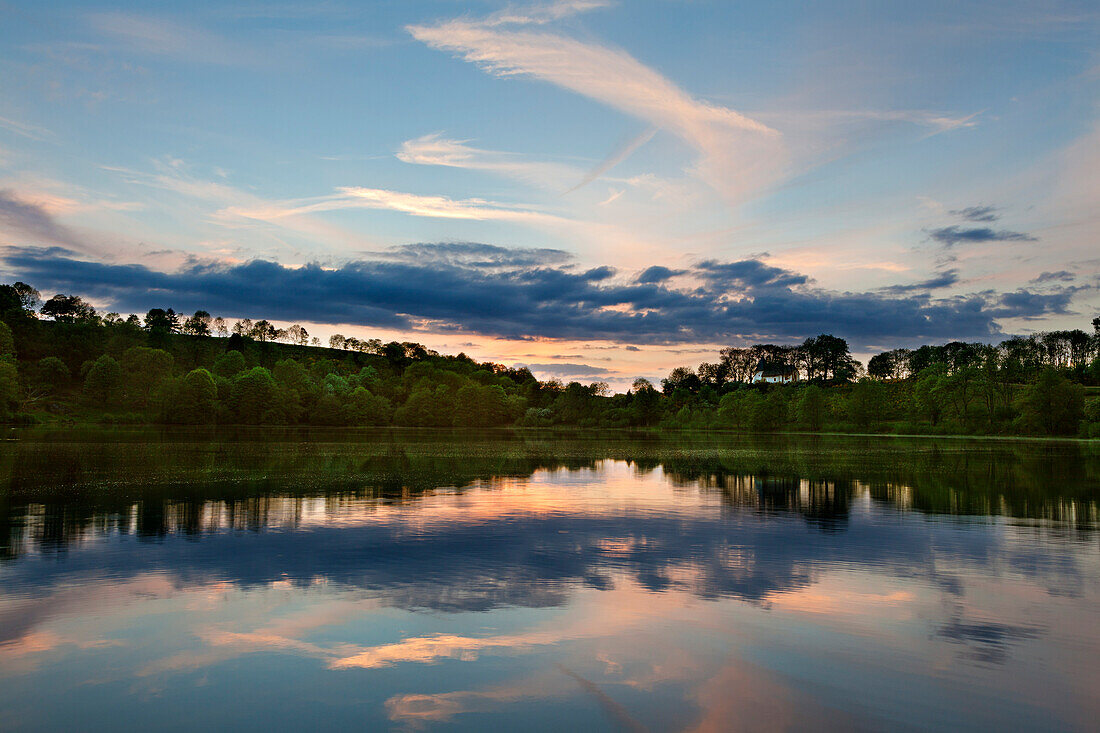 Weinfelder Maar (Totenmaar), near Daun, Eifelsteig hiking trail, Vulkaneifel, Eifel, Rhineland-Palatinate, Germany