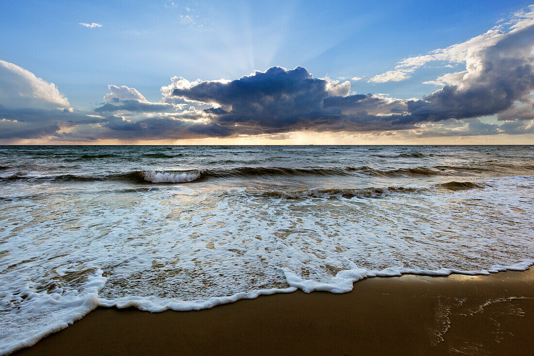 Gewitterwolken am Weststrand, Darss,  Nationalpark Vorpommersche Boddenlandschaft, Ostsee, Mecklenburg-Vorpommern, Deutschland