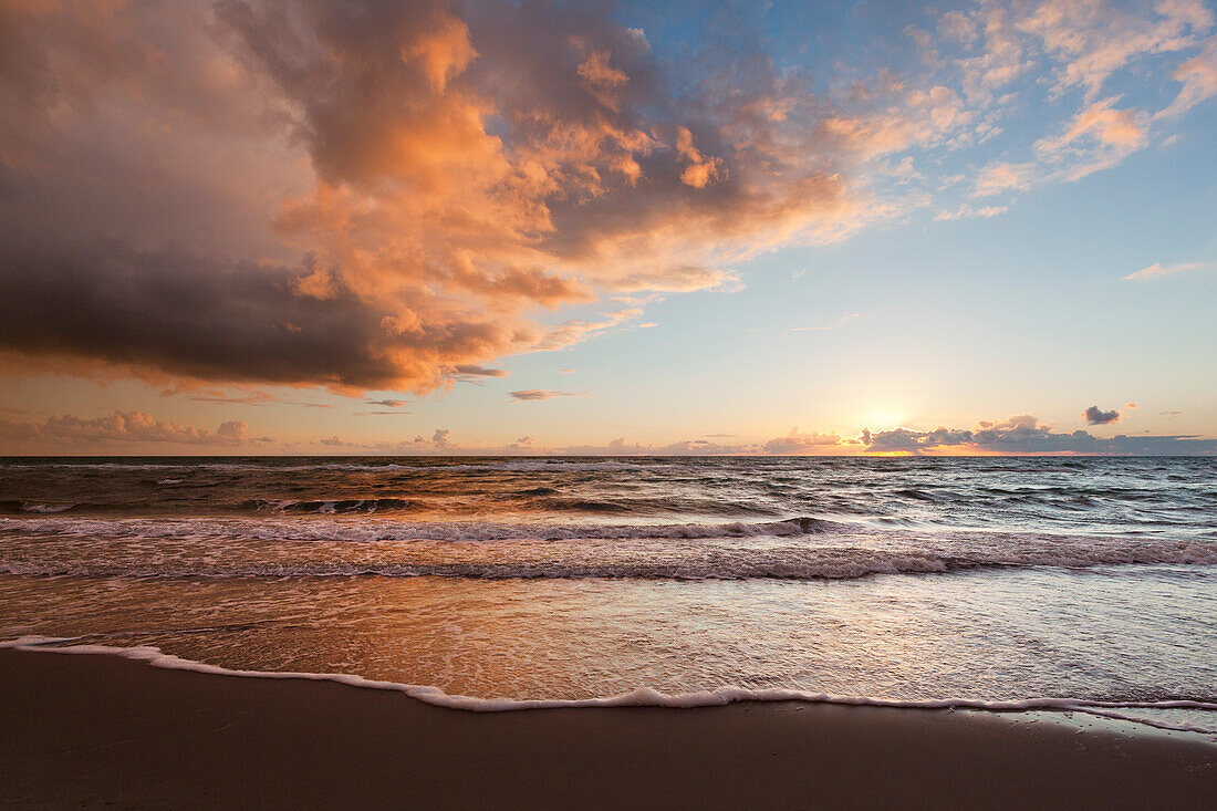 Gewitterwolken am Weststrand, Darss,  Nationalpark Vorpommersche Boddenlandschaft, Ostsee, Mecklenburg-Vorpommern, Deutschland