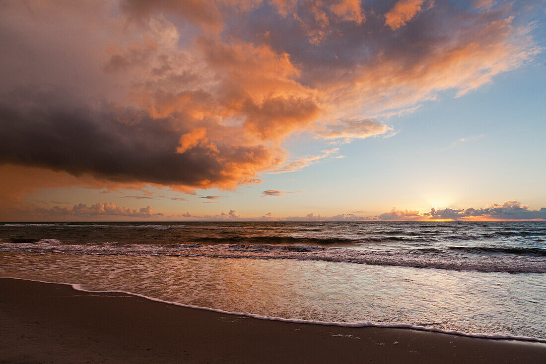 Gewitterwolken am Weststrand, Darss,  Nationalpark Vorpommersche Boddenlandschaft, Ostsee, Mecklenburg-Vorpommern, Deutschland