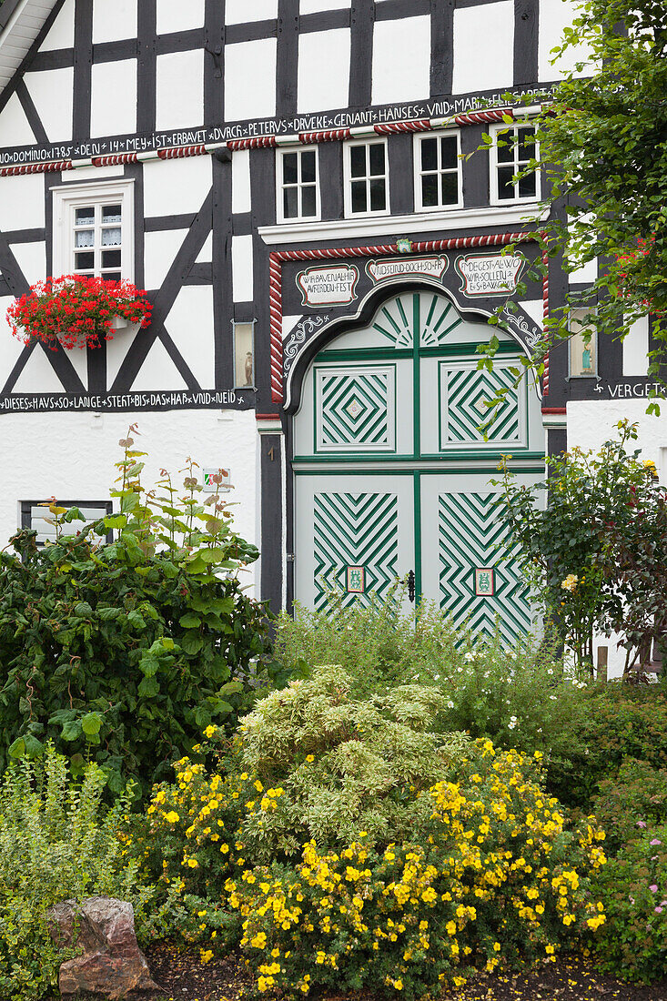 Fachwerkhaus im Dorf Kirchveischede, bei Lennestadt, Rothaargebirge, Sauerland, Nordrhein-Westfalen, Deutschland