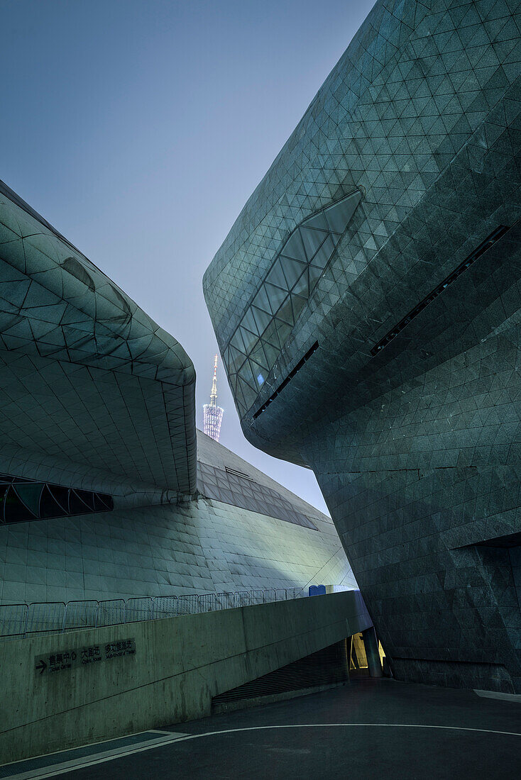 Opernhaus von Zara Hadid mit Fernsehturm bei Nacht, Guangzhou, Guangdong Provinz, Perlfluss Delta, China