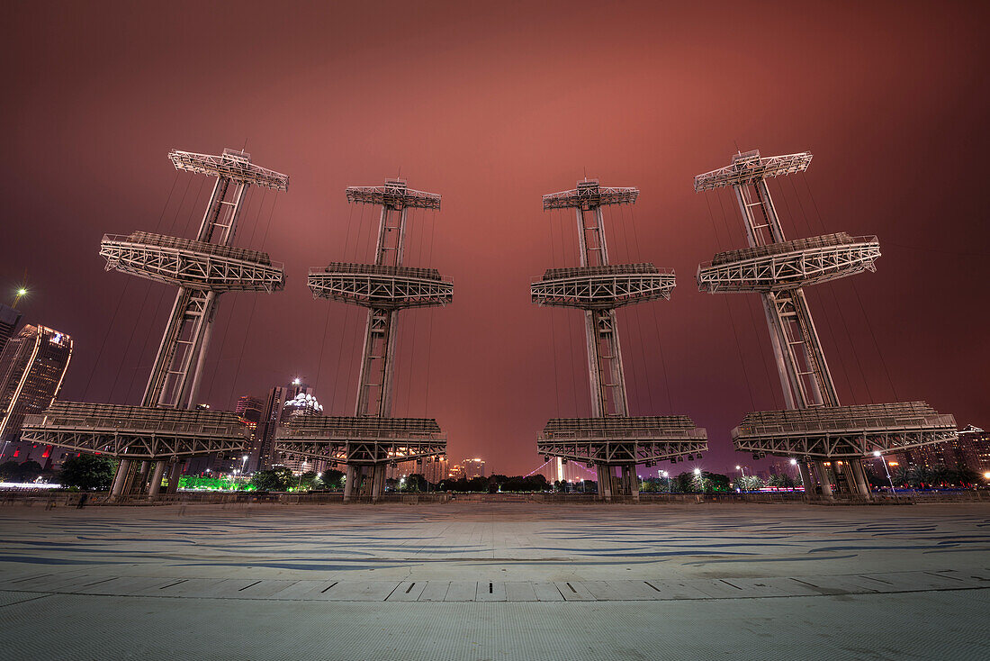 architektonische Segelkonstruktion beim Stadion der Asien Spiele in Guangzhou bei rötlichem Nachthimmel, Guangdong Provinz, Perlfluss Delta, China