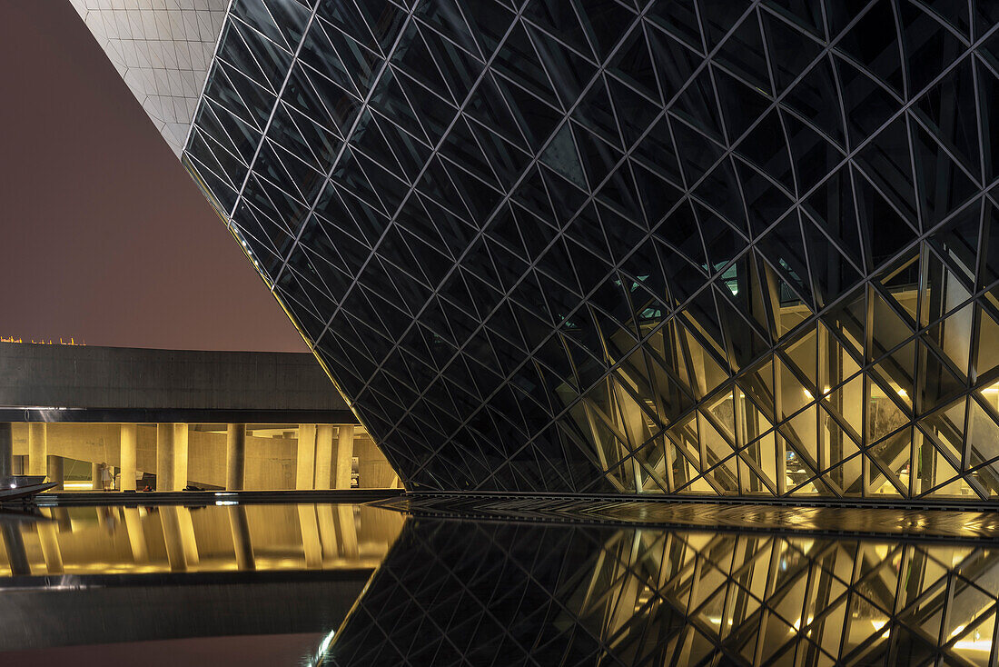 Opernhaus von Zara Hadid bei Nacht, Guangzhou, Guangdong Provinz, Perlfluss Delta, China