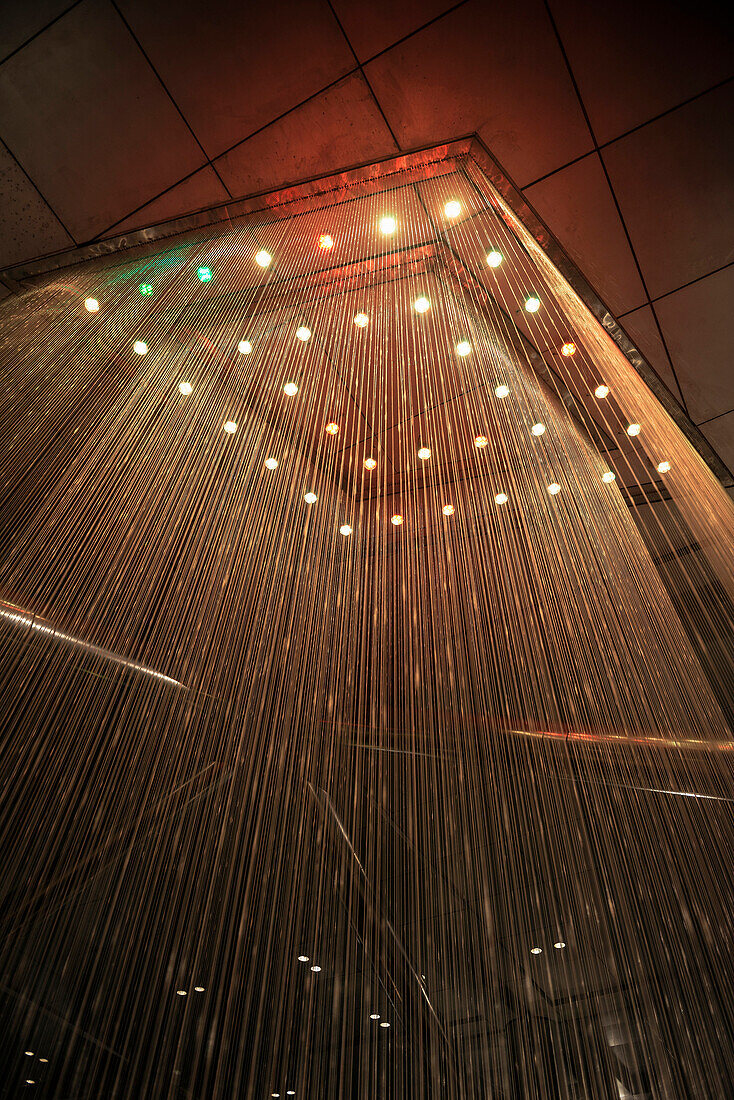 Lichtspiele an künstlichem Wasserfall bei Luxus Hotel in Guangzhou bei Nacht, Guangdong Provinz, Perlfluss Delta, China