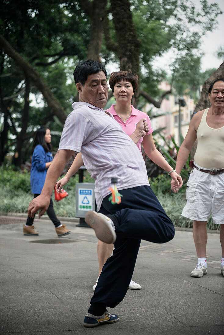 chinesischer Federballsport im Park, Guangzhou, Guangdong Provinz, Perlfluss Delta, China