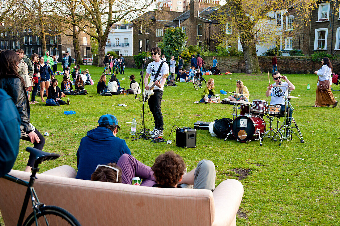 Indie Band Playing For A Trendy Crowd In London Fields, Shoreditch, London, Uk