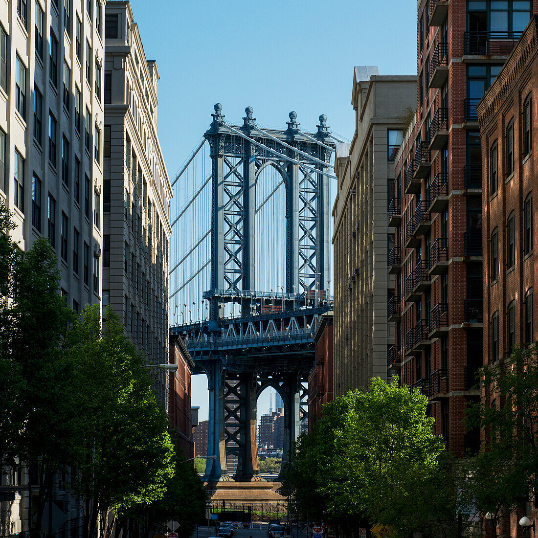 'Williamsburg bridge and buildings against a blue sky; New York City, New York, United States of America'