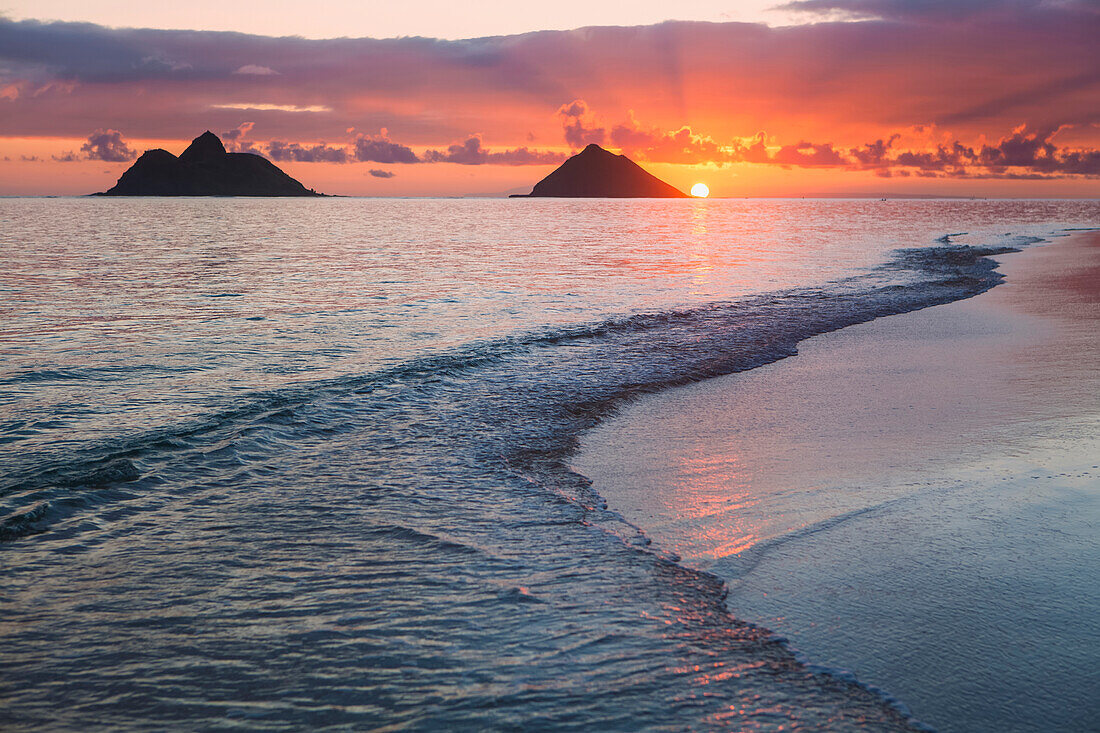 'Sunrise at Lanikai Beach; Kailua, Island of Hawaii, Hawaii, United States of America'