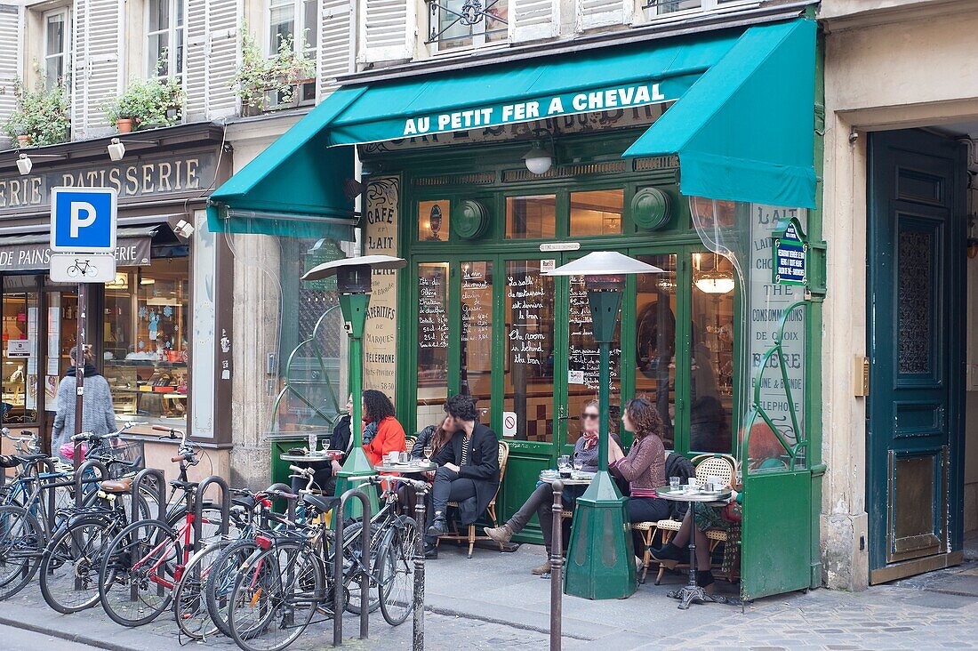 'France, Paris 4th district, The Marais, Café ''Au Petit Fer A Cheval'' (At the Little Horse shoe), street Vieille du Temple'
