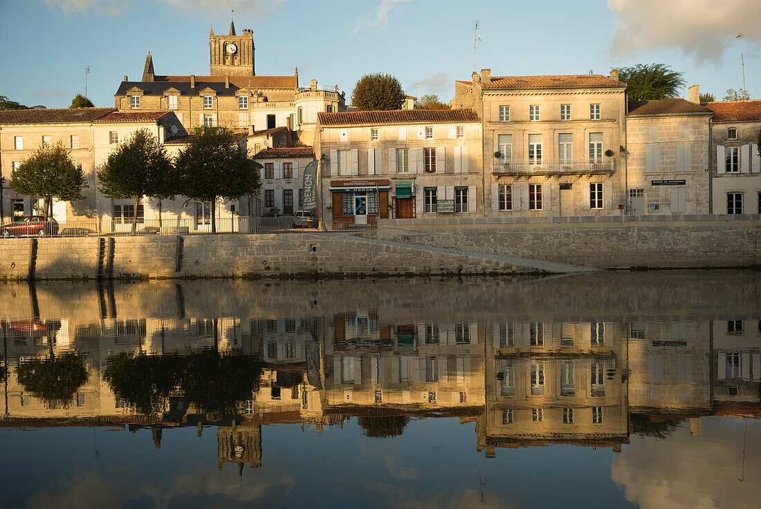 France, Charente-Maritime, Saint Savinien, quai du Port, houses, Charente River