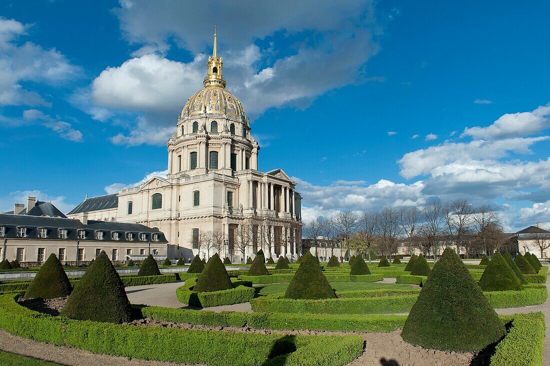 France, Paris 7th district, Invalides, The dome of the Church Saint Louis des Invalides built between 1677 and 1706, Architect: Jules Hardouin-Mansart