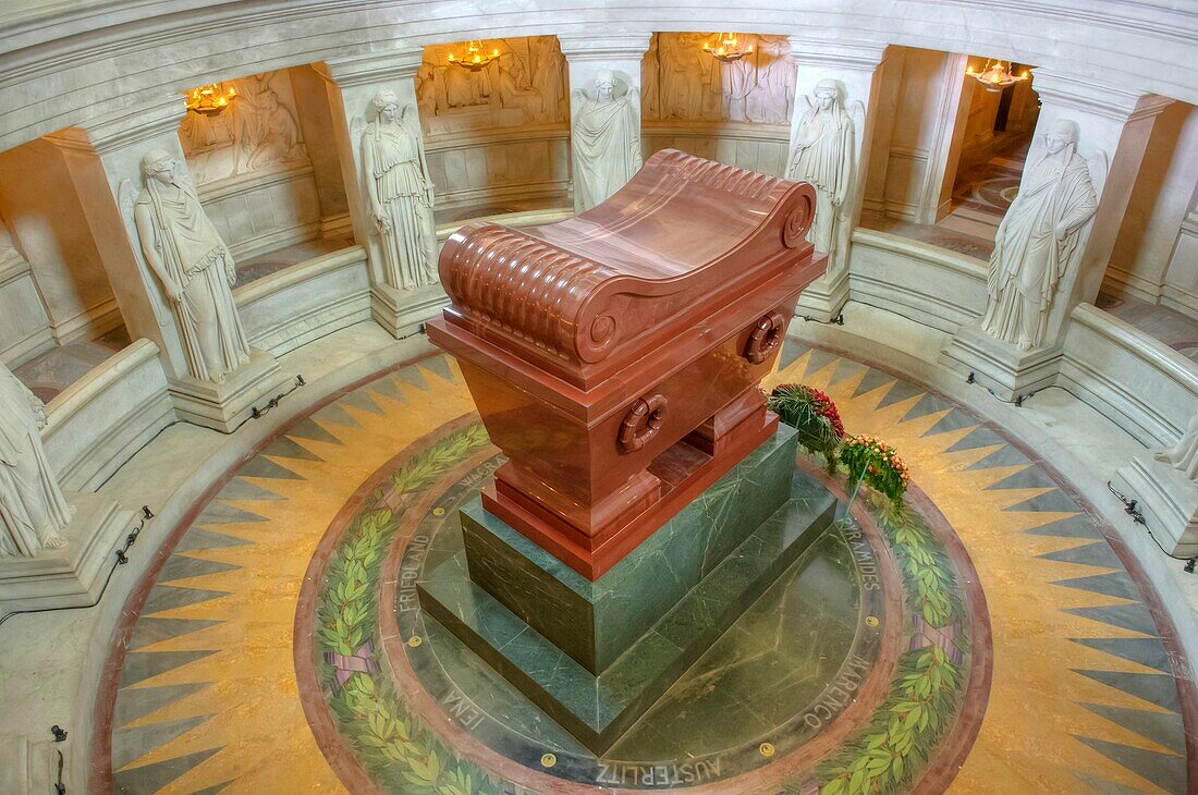 France, Paris 7th district, Invalides, The church Saint Louis des Invalides, Napoleon's grave made in porphyre of Finland (on 1861 - work of the architect Louis Visconti) surrounded with 12 colossal statues of Victoire, James Pradier's works