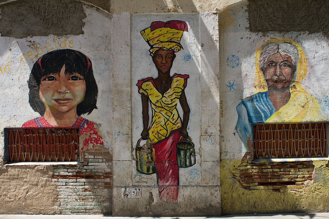 Spain, Catalonia, Barcelona, Carrer de Sant Raphaël, face painting wall