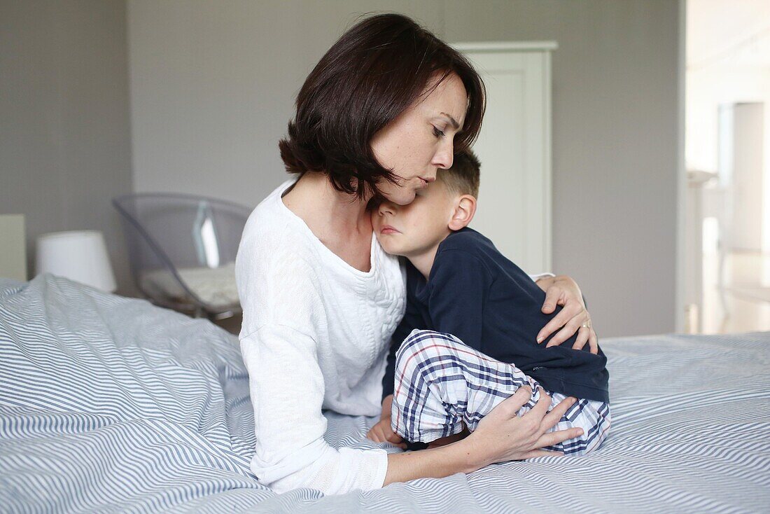 A mom consoling her 5 years old son