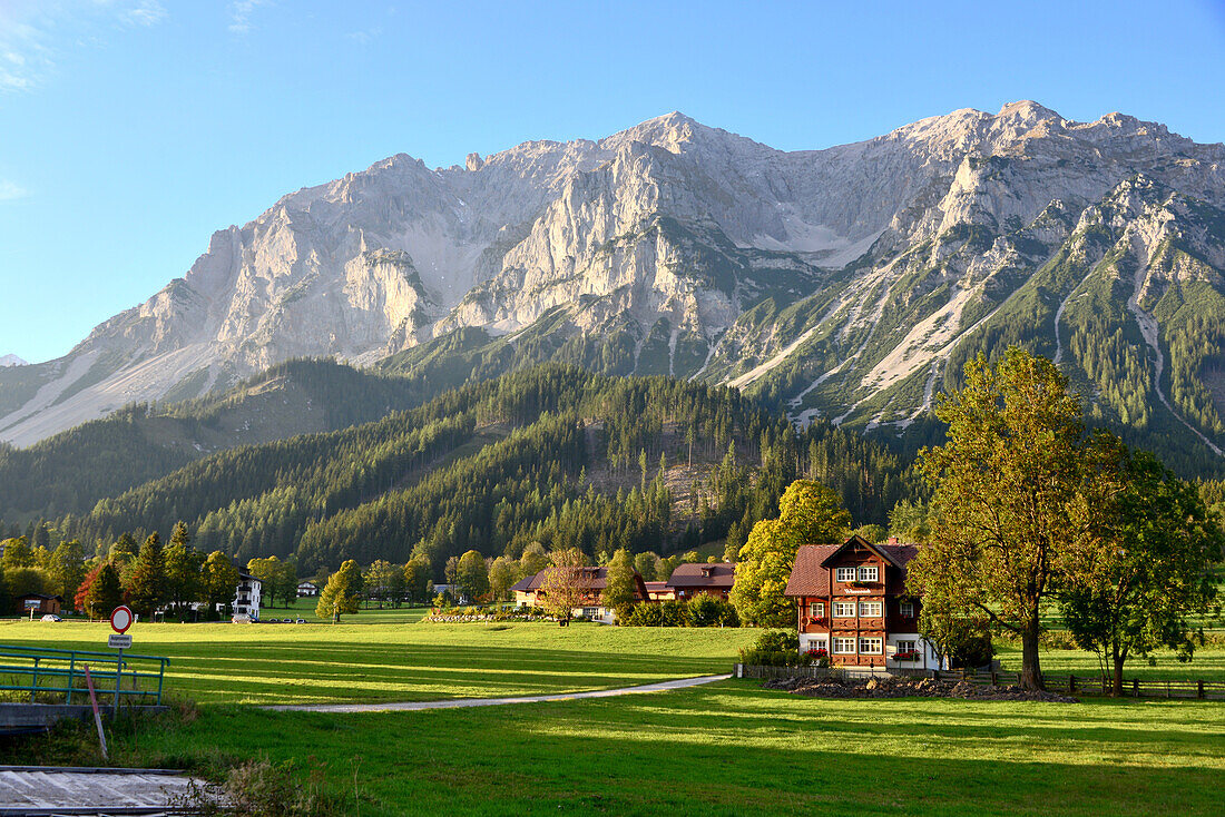 Blick auf den Dachstein im Ramsau über Schladming, Steiermark, Österreich