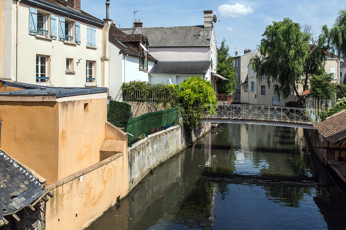 banks of the river blaise, rue porte chartraine, dreux, eure-et-loir (28), france