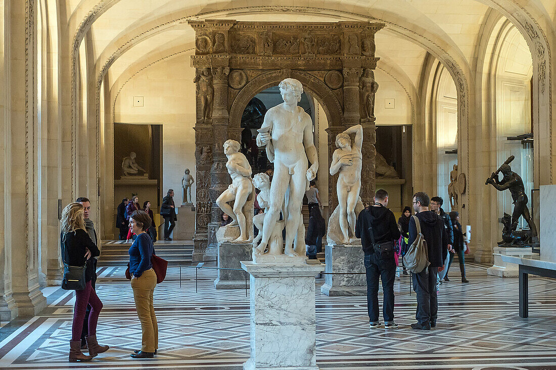 visitors in the hall of italian sculpture, museum of the louvre, paris (75), france
