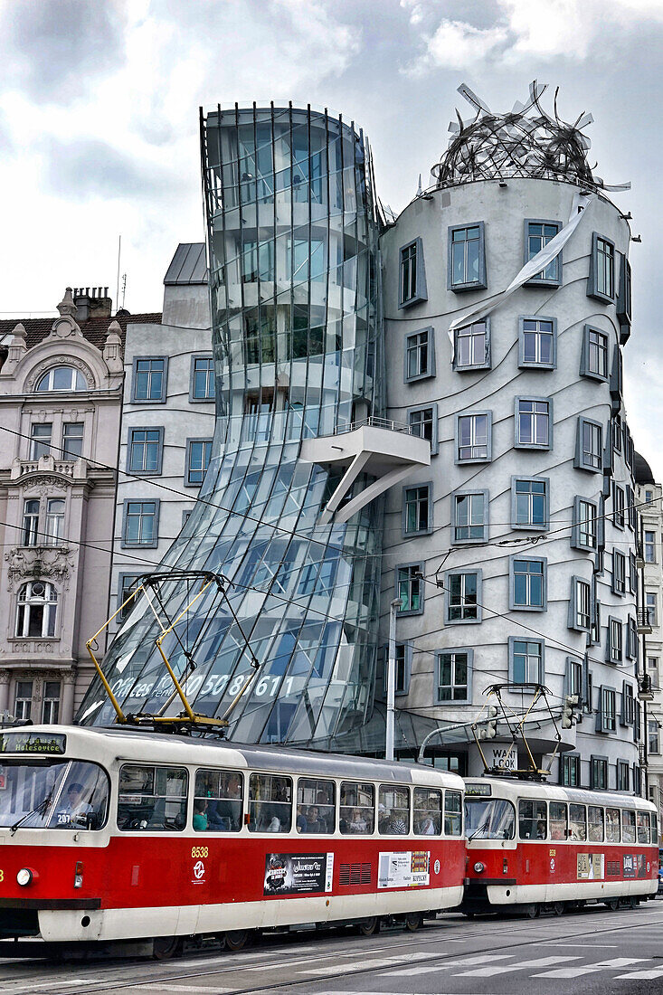 the dancing house, tancici in czechoslovakian, is the nickname given to the nationale-nederlanden building, an office building in the city center, a joint work by the czech architect of croatian origins vlado milunic and the canadian-american architect fr