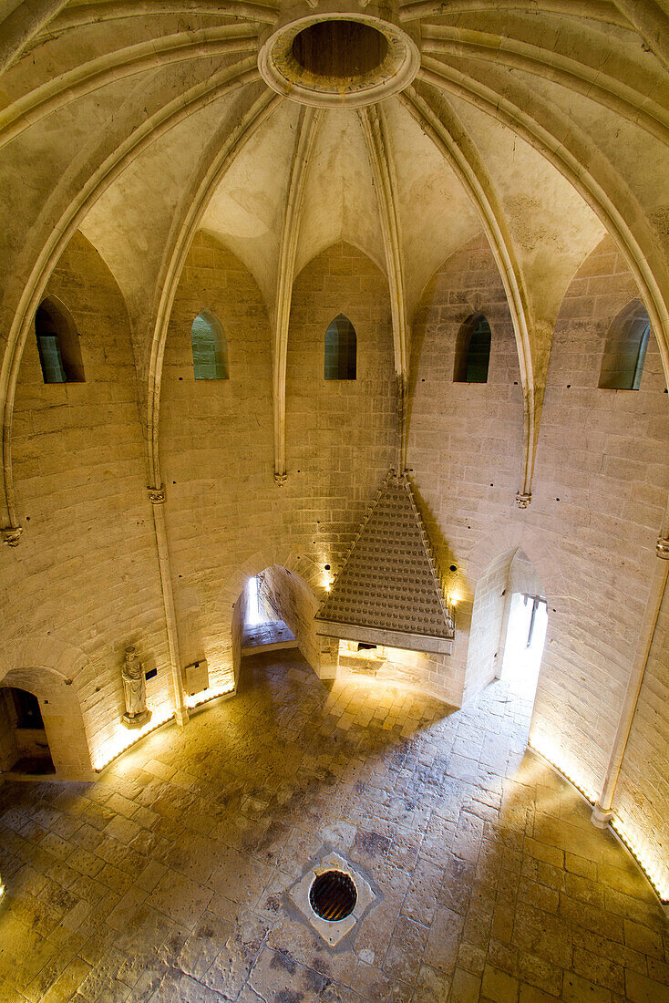 on the ground floor, the guardsÆ room in the constance tower with a statue of saint louis and its entry protected by a portcullis. in the center of the room a circular opening allows access to the basement that served as pantry, munitions room and also ja