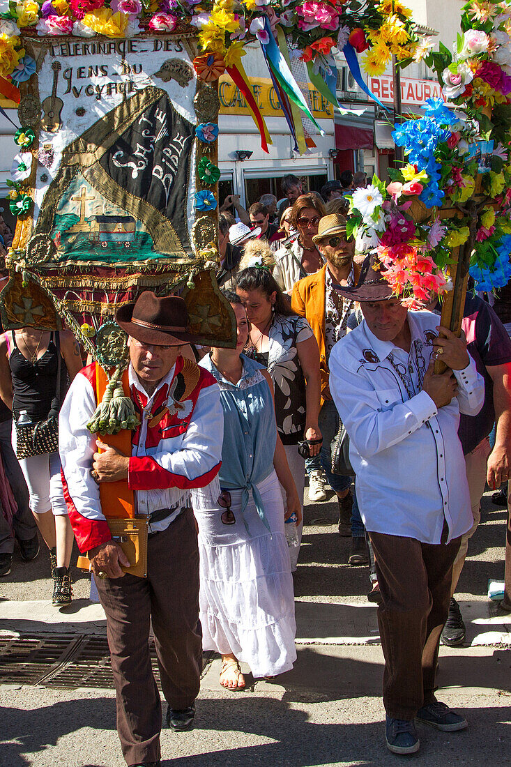gypsy pilgrimage in saintes-maries-de-la-mer, parading in the procession, saintes-maries-de-la-mer, bouches-du-rhone (13), france