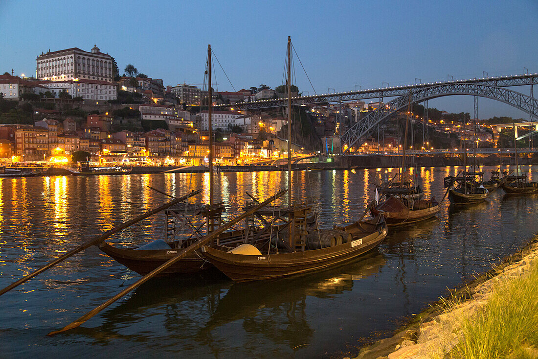the luiz i bridge is one of the most emblematic bridges in porto. its construction was based on the project of a belgian engineers who was a disciple of eiffel. it has two stories, one for the metro and the other for all types of vehicles. spectacular vie